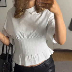 Vit topp från Gina Tricot - Säljer min vita topp från Gina då den knappt kommer till användning längre. Inge synliga defekter och är piss snygg 💗🩷