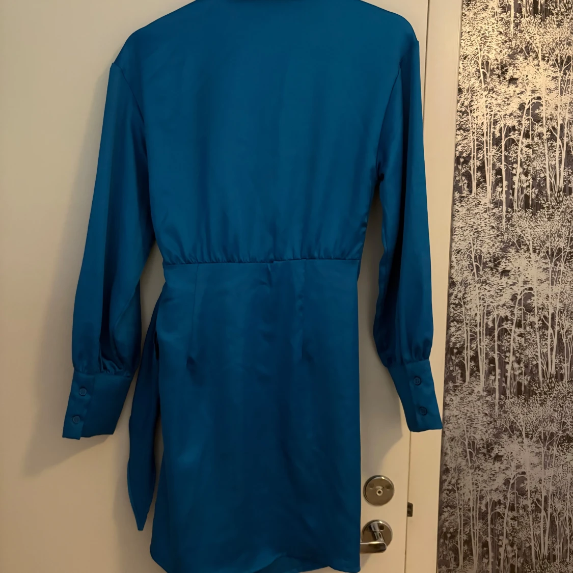 Blå omlottklänning med knytband - 2