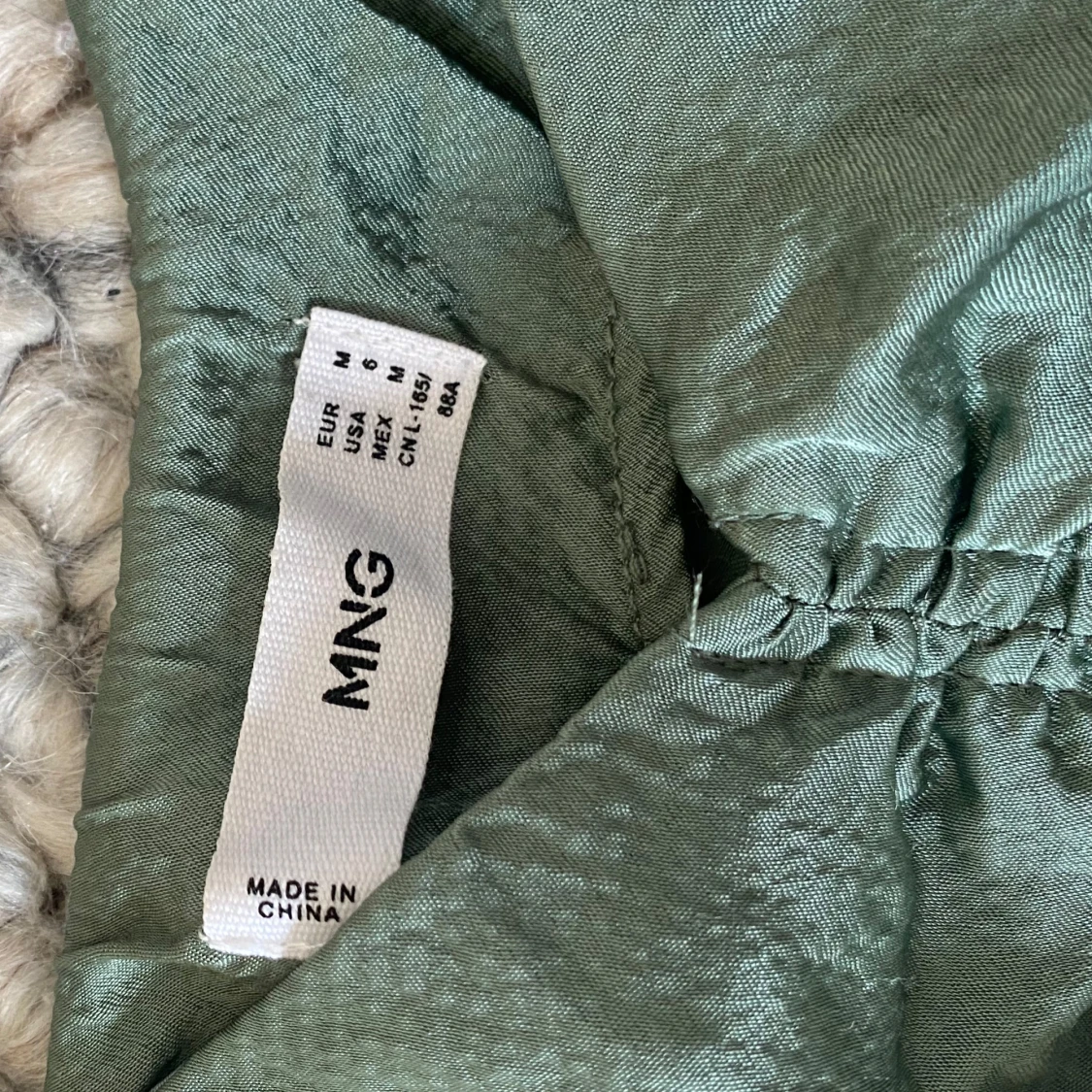 Grön långklänning i satin från Mango - 3