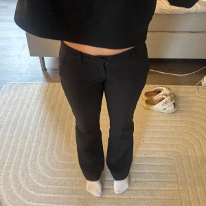 Bik Bok kostymbyxor - Bik boks lågmidjade kostymbyxor i modellen vera, köpta här på plick. Använda några gånger men ändå jätte fina💞 Säljer då dem blivit för stora