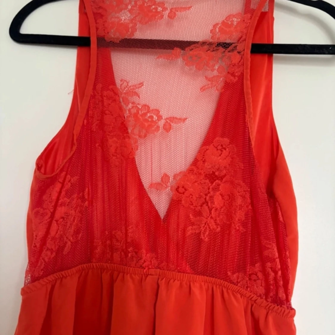 Röd omlottklänning med spetsdetaljer - 2