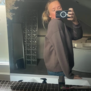 Brun oversized sweatshirt - Mysig brun sweatshirt med rund halsringning och långa ärmar. Tröjan  är perfekt för en chill vardagslook. Materialet känns mjukt och bekväm