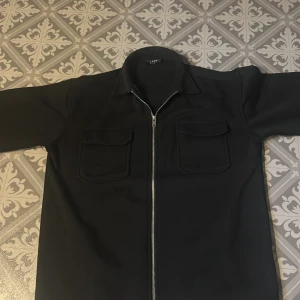 Vår jacka - Skön jacka som är väldigt tunn och perfekt får våren. Aldrig använd pga den passade inte mig. Storlek S.  [Skick 9/10⭐️]