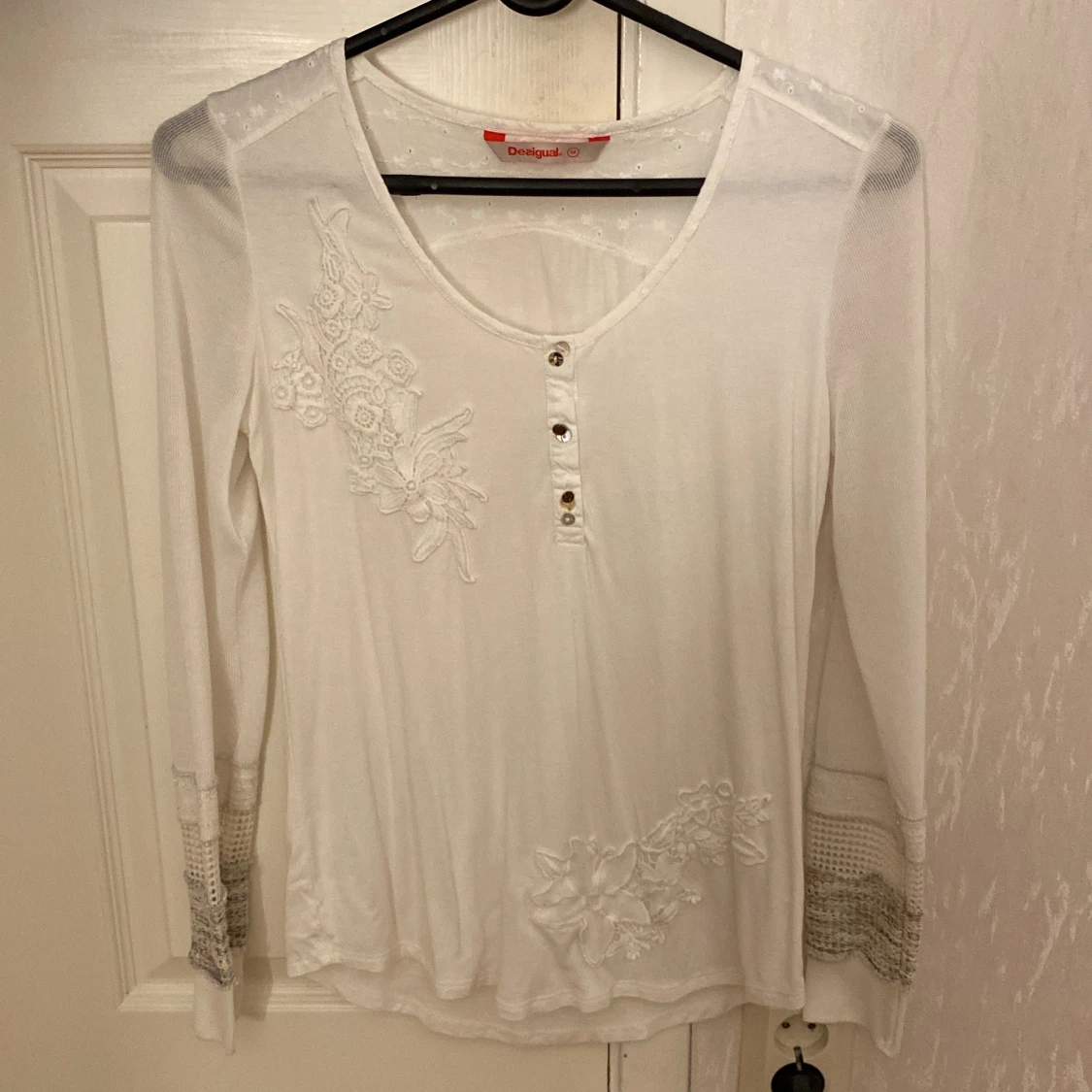 Vit långärmad topp med spets  - 1