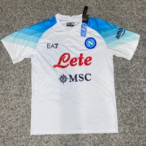 Napoli fotbollströja  - Napoli fotbollströja ⚽️ Storlek M. Skick10/10. Aldrig använd♻️. Material: polyester📊. Kontakta oss vid behov av mer bilder eller om ni har funderingar🤩