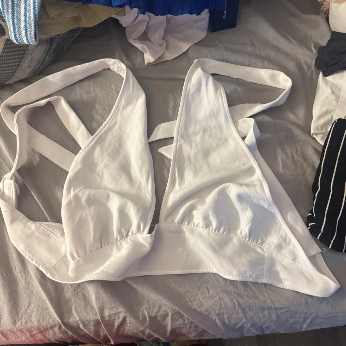 Vit topp med breda axelband