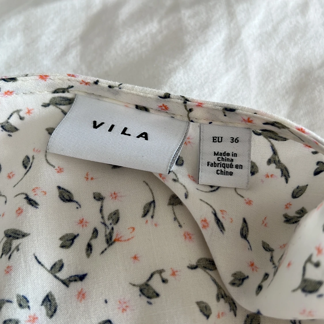 Vit blommig omlottklänning från Vila - 2