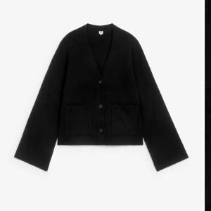 Svart kofta med knappar - Säljer en svart kofta med v-ringning 