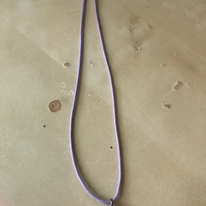 Halsband - Fint lila halsband med en liten godisbit på. 