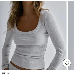 Grå ribbad långärmad tröja  - Säljer en superfin grå ribbad tröja från Nelly. Den är långärmad och har en snygg, djup rund halsringning. Perfekt för både vardag och fest! Tröjan är i bra skick och väldigt bekväm att ha på sig. Passar perfekt till höst och vinter. 💖