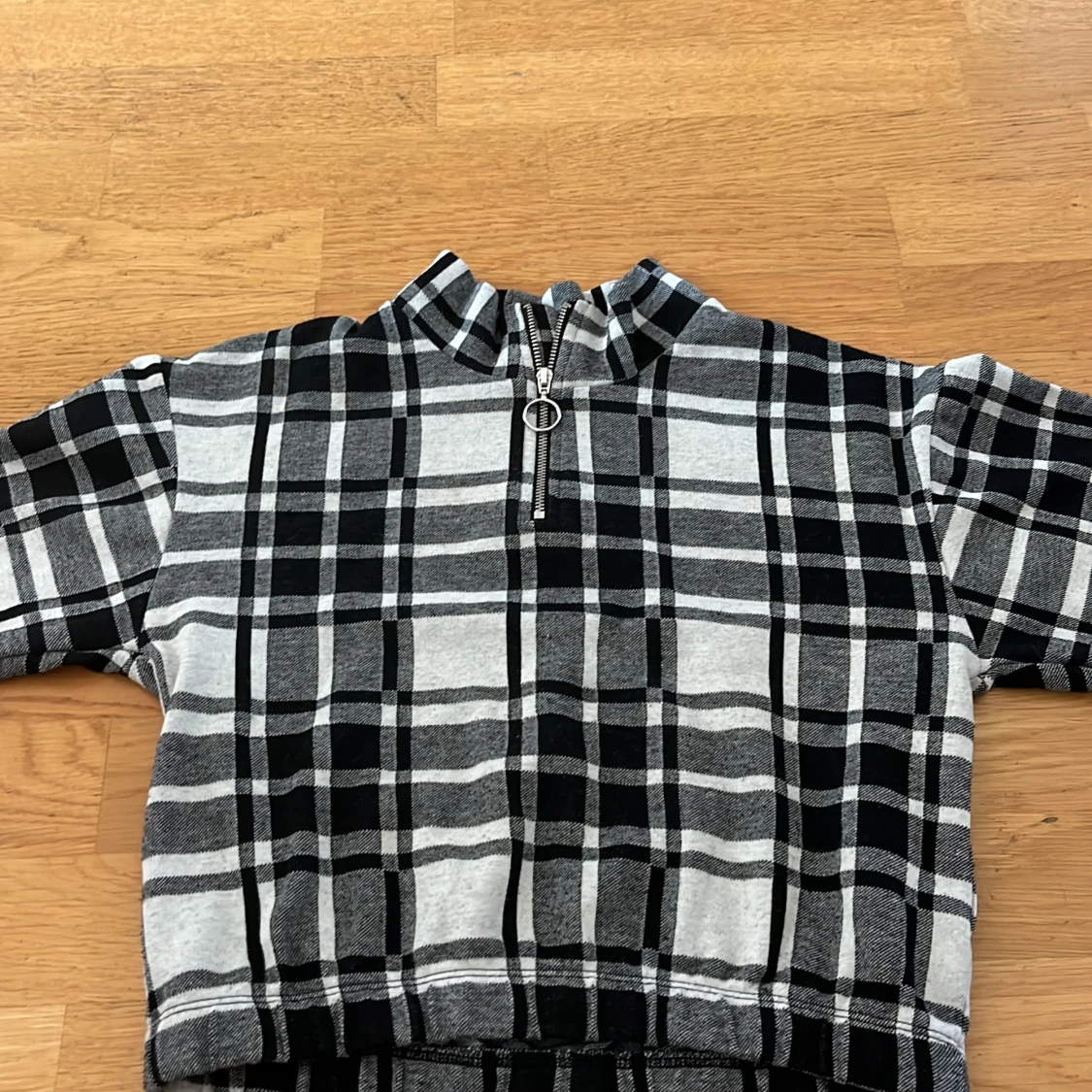 Rutig tröja med en liten dragkedja