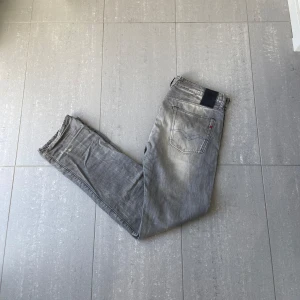 Replay Jeans  - Säljer nu dessa replay jeans som är i bra skick med lite slitningar som design, skriv för fler frågor/bilder🙌🏼