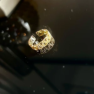 Guldfärgad ring med geometriskt mönster - Säljer en snygg guldfärgad ring med ett coolt geometriskt mönster. Ringen är öppen och justerbar, vilket gör att den passar de flesta storlekar. Perfekt för att ge din outfit en extra touch av elegans och stil. Köp direkt eller ge prisförslag 💛