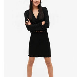 Monki kjol - Säljer  denna fina kjol från Monki i stretchigt material 🩷
