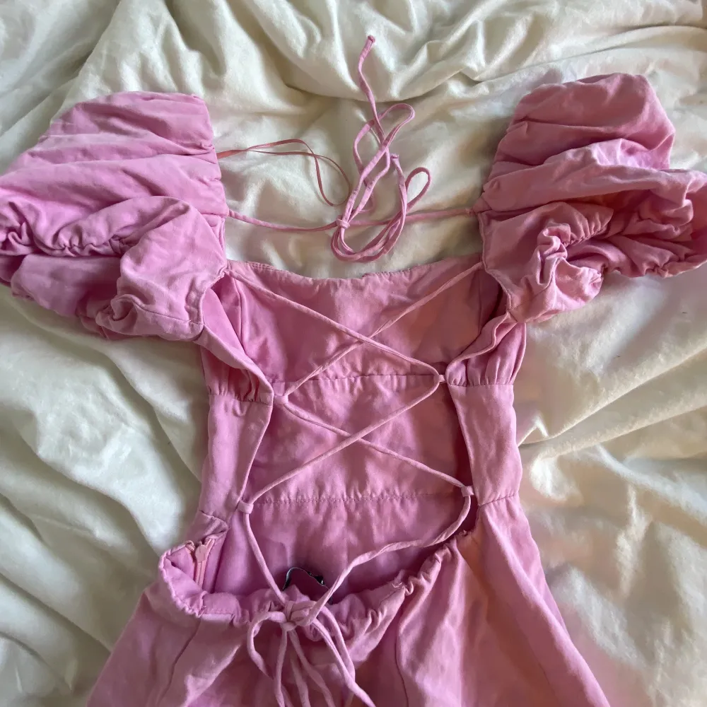 Så fin rosa klänning från zara med knuten rygg. Älskar men säljer då den tyvärr blivit för liten! 🌸. Mekot.