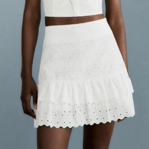 Shortskjol - Broderad shortskjol