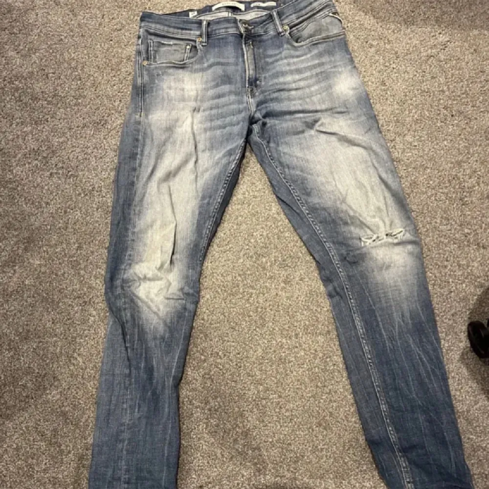 SLIM/SKINNY JEANS Jeans jag säljer då jag inte använder. Hål i knät annars dunder skick, dom passar inte mig. Nypris: 1500~ . Jeans & Byxor.