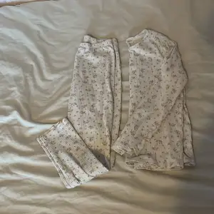 Ribbad pyjamas från Zara i storlek 152🌸 Både byxor och tröja