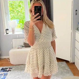 Klänning zara - Prickig zara klänning, använd fåtal gånger och är i bra skick! Säljer pga att den är lite kort på mig🥰🥰nypris 399
