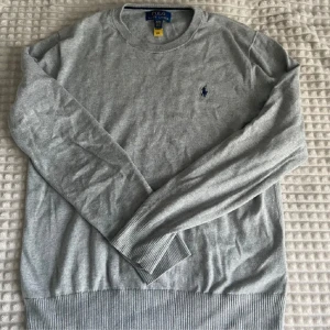 Polo Ralph Lauren stickad tröja  - Polo Ralph Lauren stickad tröja använd endast ett par gånger. Tröjan är i nyskick och är storlek XL i kids men passar mer S/M. Pris kan diskuteras vid snabb affär. Skriv vid frågor och funderingar.