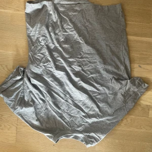 Grå t shirt - Säljer en oanvänd grå t shirt från asos. Stl xs