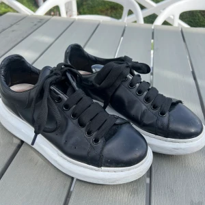 Alexander McQueen Skor - Säljer ett par svarta Alexander McQueen skor i fint använt skick! Stl 39, box medföljer tyvärr inte men inköpta på Nk ett par år sedan