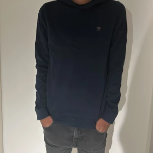 Hackett London- finstickad hoodie - Marinblå Hoodie från märket  Hackett London, stl 13-14 år