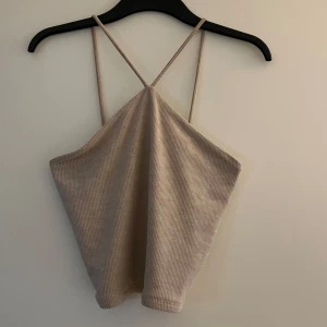 Topp, Gina tricot  - Fin topp från Gina Tricot.  Toppen är i storlek M men passar även en S. 