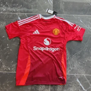Man utd tröja - Storlek M, känns lite som S  Helt ny, 100% polyester   