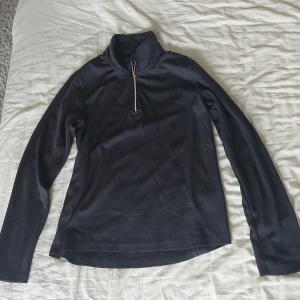 Svart tröja med dragkedja från CRW - Säljer en svart tröja från CRW, köpt på Hööks. Den är 158/164 men passar mig som har xs. 💕Knappt andvänd och pris kan diskuteras