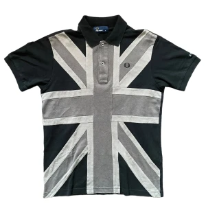 🇬🇧 - Vem vill ha? Rare archive Fred Perry köpt från Japan 🇯🇵. Tar även emot trades om någon har något fett. 