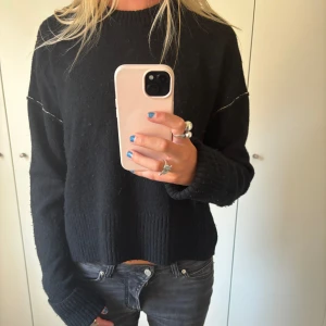 Tjocktröjan med detaljer - Jättesnygg svart tjocktröjan med vita sömmar