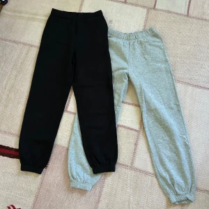 Mjukis byxor - H&M - Svarta och gråa mjukis byxor från H&M i storlek 34/xs, säljs då de är för korta i längden för mig. Använda en gång. Köpte båda för 399kr.  Material gråa: 77% bomull 23% polyester  Material svarta: 62% bomull 38% polyester  Insida ben längd: 79 cm