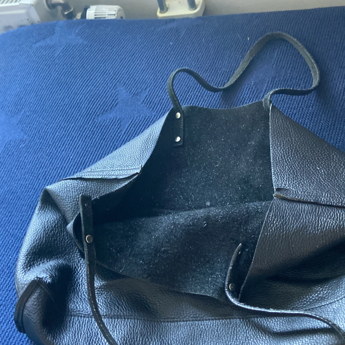 En svart skinn väska  - 90