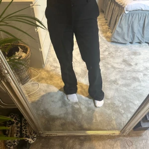 Svarta byxor från BikBok - Säljer ett par svarta kostymbyxor från BikBok i storlek 34. 