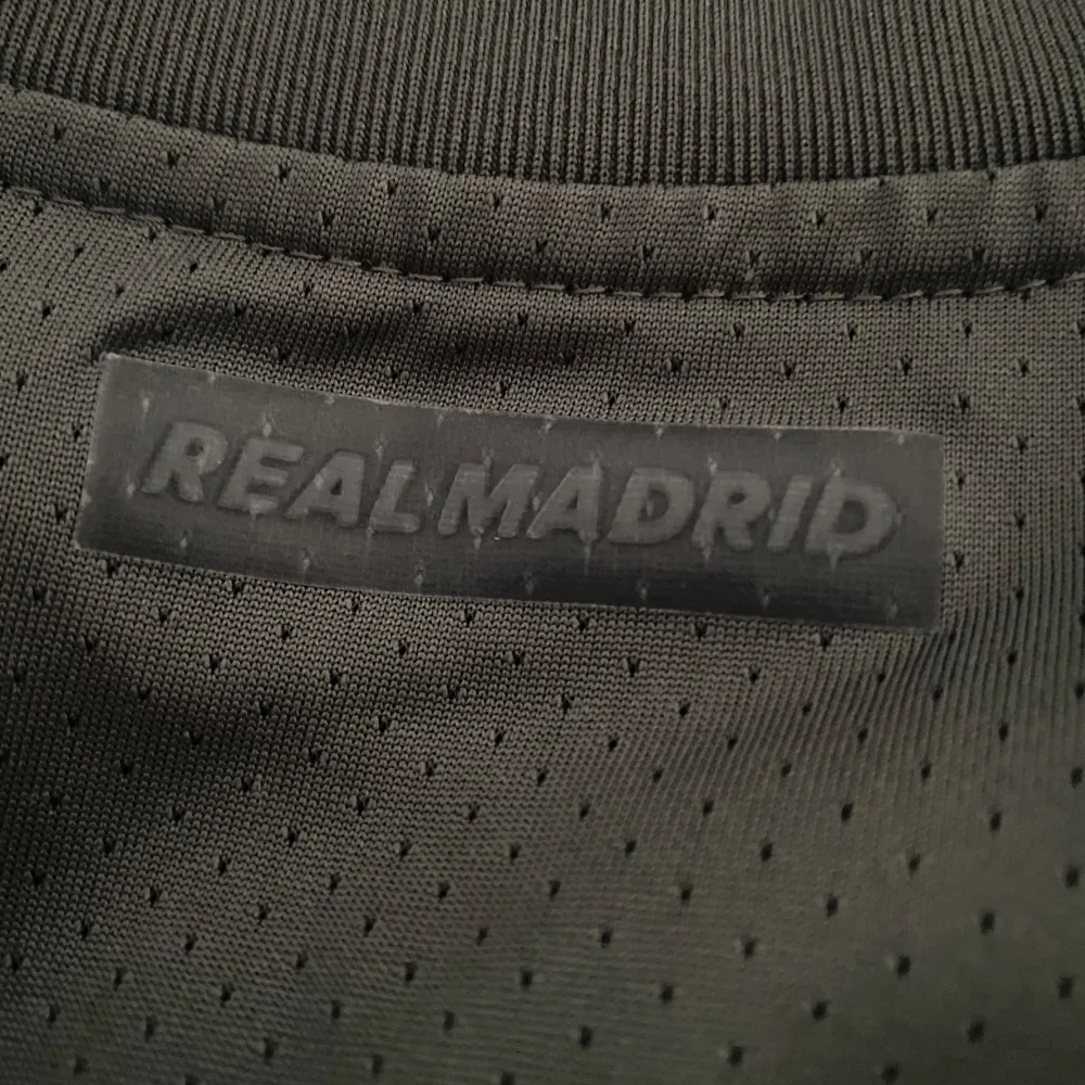 Snygg och unik Real Madrid tröja i storlek S. Skick 8,5/10. Pris kan diskuteras✅Kom privat för frågor🤝. T-shirts.