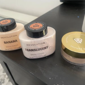 Puder  - Hej, säljer puder då jag ej använder dessa, är minst halva kvar av de, man kan köpa styck elr alla. Styck 50kr alla 130kr🤍