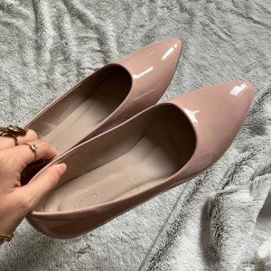Ballerina skor  - Ballerina skor från shein. Aldrig använda endast testade, strl 40,5 men passar som 39/38. Perfekta till bal/fest/vardag