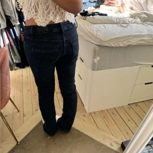Ltb jeans - Säljer dessa snygga lågmidjade ltb jeansen i mörkblå färg!!💘💘 passar mig dom brukar ha 24/25 i midjan