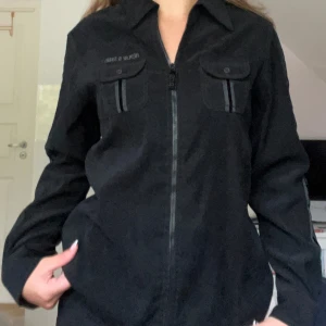 Replay svart set -  98% bomull 2% elastanne. Byxorna är jätte sköna på insidan och bår byxorna och jackan är mjuka utanpå 