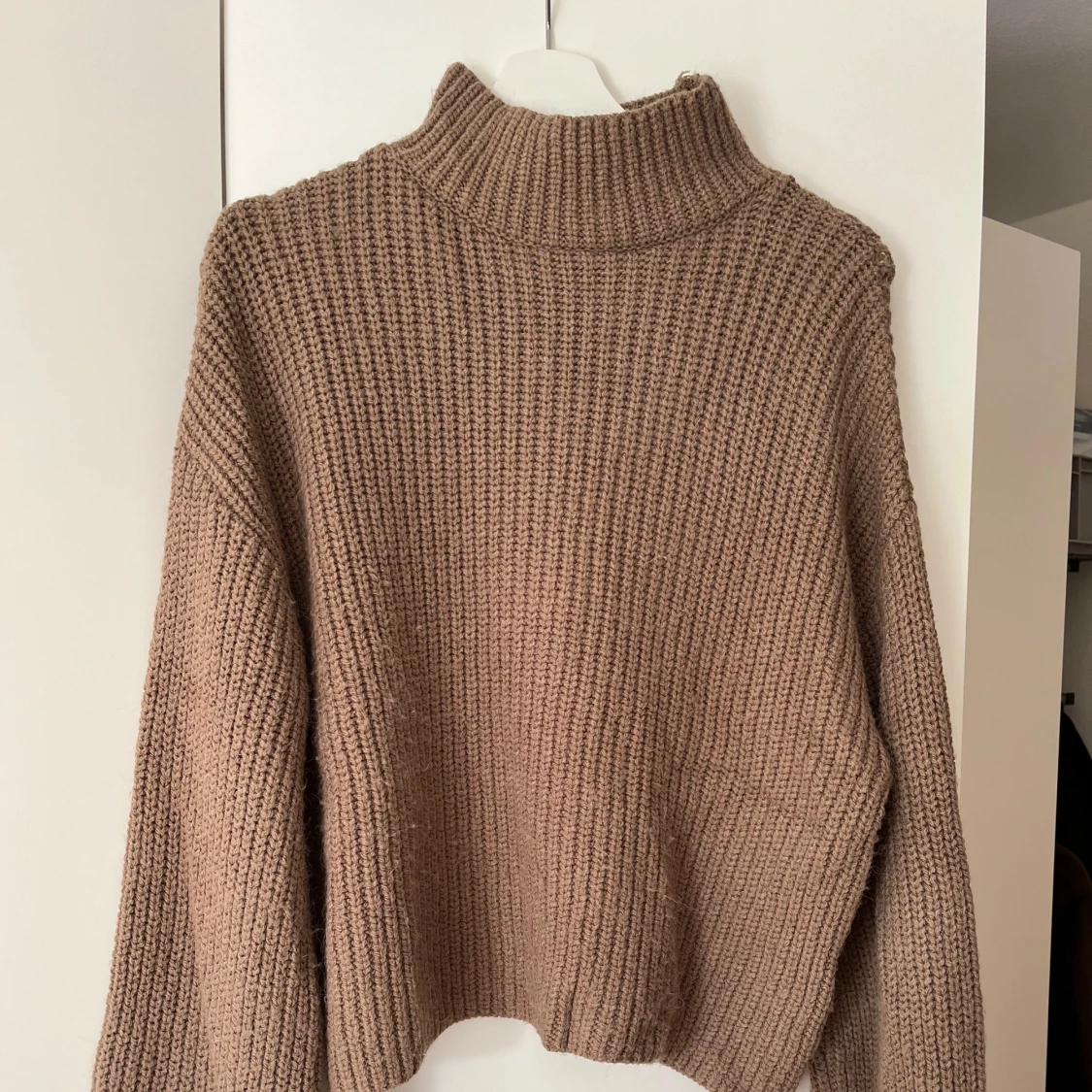 Stickad tröja med vida armar