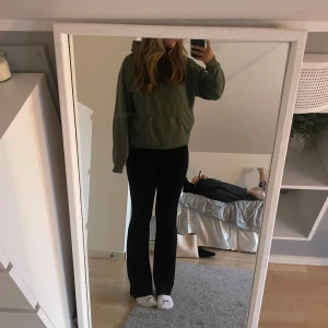 Bikbok hoodie - Grön hoodie från bikbok i bra skick men den är lite använd💕.