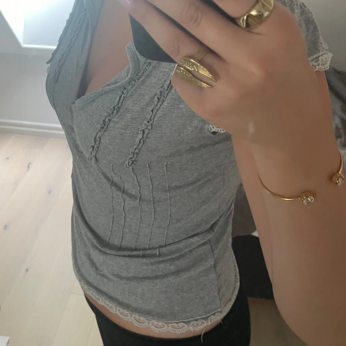 Grå ribbad topp med spetsdetaljer - 92