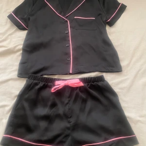 Pyjamas  - Super söt pyjamas med skönt material Bra skick! Notera att det är strl XXS så köp inte om du inte är liten och bär den storleken 