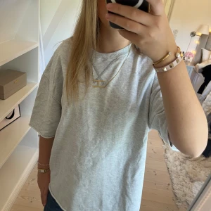 Tishirt - Säljer en jätte fin tröja från zara. Den är använd inte alls många gånger och är i jätte bra skick. Den är i storlek S. Skriv till mig om ni har några fler frågor💘💘
