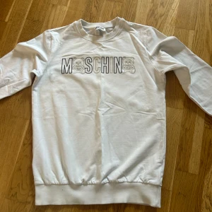 Moschino sweatshirt - Skick 9-10 köpt från kidsbrandstore för 999kr inga skador passar perfekt för alla årstider köptes för ca 2-3 månander sen