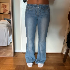 Lågmidjade bootcut jeans - Lågmidjade jeans i storlek 36 från Brooker. Tjejen på bilden är 162 cm. Innerbenslängd: 77 cm, midjemått: 41 cm. Jeansen är i superfint skick💗