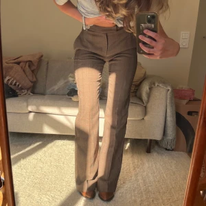 Kostymbyxor från mango - Bruna kostymbyxor från Mango. Så snygga! Men tyvärr för långa för mig som är 160 :) 