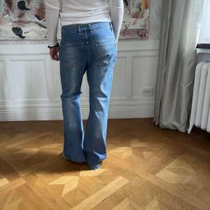 Jeans med baggy fit  Innerbenslängd 74 cm. Midjemått 83 cm. Modellen är 170 cm.