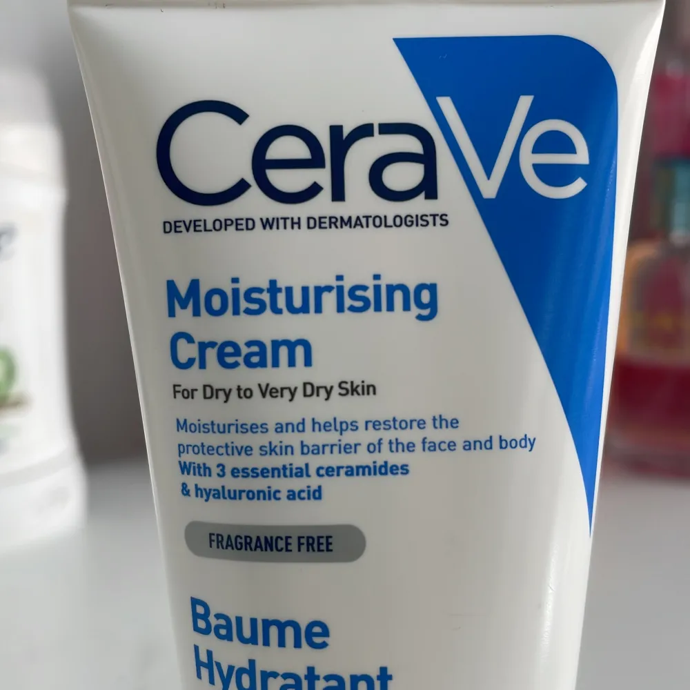 CeraVe Moisturising Cream är perfekt för torr till mycket torr hud. Den återfuktar och hjälper till att återställa hudens skyddsbarriär med hjälp av tre essentiella ceramider och hyaluronsyra. Krämen är parfymfri och kan användas både i ansiktet och på kroppen. Förpackningen är smidig och lätt att använda med ett praktiskt lock. Den är aldrig använd bara öppnad. Nypris 150 kr. 🩷. Skönhet.